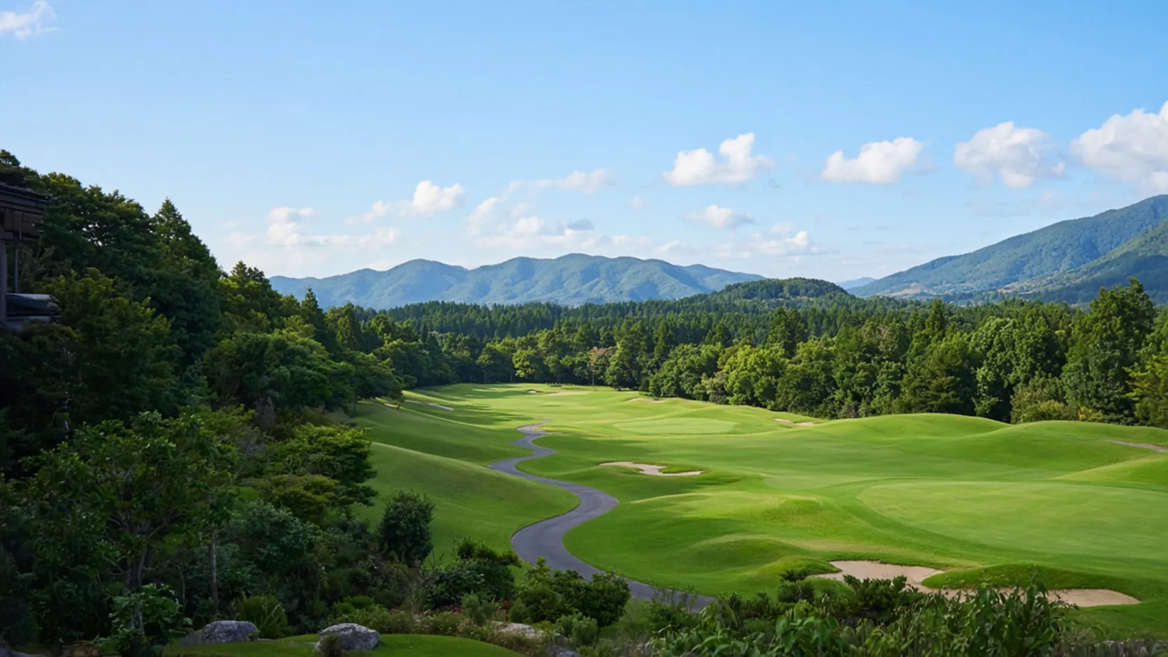 クラブハウスから見渡す明るいゴルフコースの全景