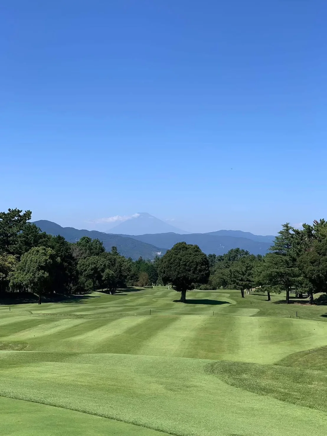 富士山を望む晴天のゴルフ場のフェアウェイ